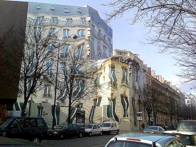 Believe it or not, this isn't a Photoshop job. This surreal building actually exists at 39 Avenue George V, Paris.