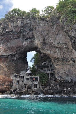 Abandoned house built into the cliff  island near Bequia.jpg